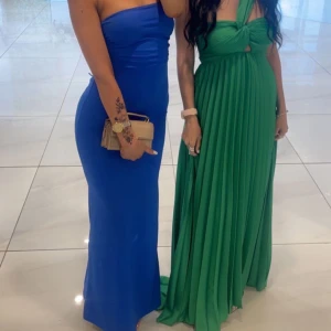 Väldigt fin klänning  - Denna fina kläning är endast använd en gng och är i onessize, då den är väldigt stretchig. Pris kan diskuteras vid snabbaffär 💜