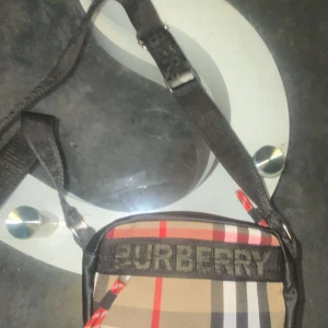 Burberry väska  - Hej säljer en äkta burberry väska från farfetch ångra att jag köpte den 