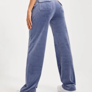 Juicy byxor grey blue - Säljer min juicy byxor, kommer inte till andvänding. Ser nya ut och man kan skriva ifall man vill ha fler bilder på dom i verkligheten. Pris kan diskuteras!