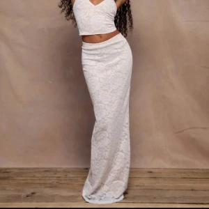 Långkjol  - Spetskjol som är från Shein, har inga egna bilder då den inte passar mig men den ser ut precis som på bilderna. Den har lappen kvar och är aldrig använd. 