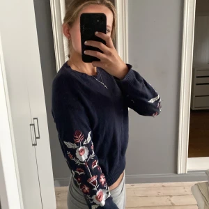 Broderad stickad tröja - Fin marinblå tröja från Hm devided. Går inte att köpa längre. Köpt för 250kr. Storlek XS men passar även S. Lite kortare i modellen men inte en crop top. 