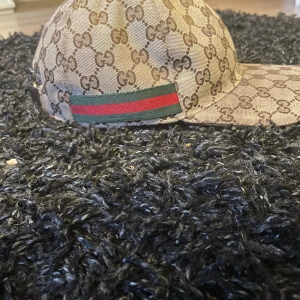 Gucci keps  - Tja! Säljer nu min Gg keps då jag tröttnat på den. Skicket är 9/10 så skicket är bra har tyvärr inget kvitto kvar eller box men har duschbag. Kepsen är storlek M så passar de flesta.möts i grästorp men kan även fraktas men köparen står för frakten.