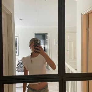 Zara volang topp - Jag släljer min vita volang topp från zara för att den inte kommer till användning. Den är i storlek L men den är liten i storleken så den passar mig som varligtvis har storlek S. Pris går att diskuteras💕