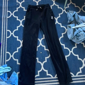 Juicy byxor  - Dom är ungefär ett år gamla, dem har tappat en del paljetter 