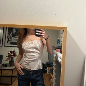 Vintage topp - En jätte fin vintage topp som är i en jusrosa färg. Det står att den är i L men skulle säga att den passar allt ifrån XS-L. Den är sparsamt använd och i jätte bra skick!