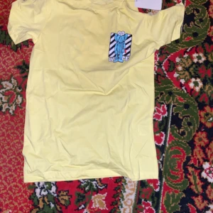 Helt ny Gul off white t-shirt i storlek S - Helt ny Gul off white t-shirt i storlek S   Passar även som en M efter som den är väldigt stretchig   Finns i Kalmar men kan även fraktas me spårbar frakt vid överens kommelse