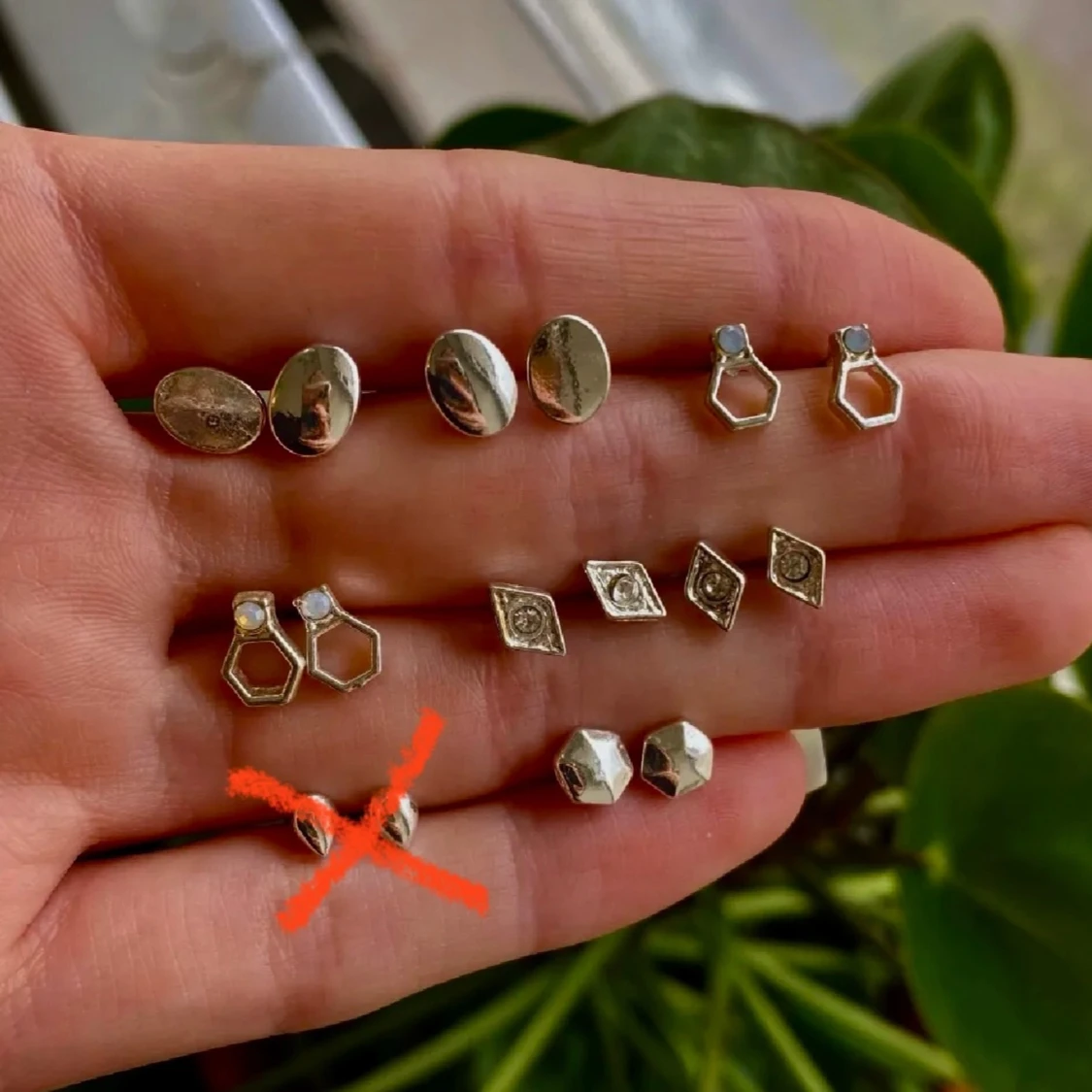 Massa små silvriga örhängen  - 91