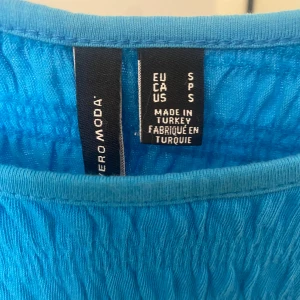 Blå topp från Vero Moda  - Blå topp får Vero Moda. Mycket bra skick, knappt använd. 