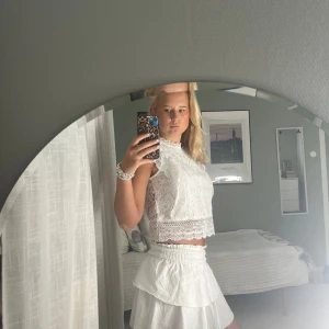 Vit blus  - Vit blus från only i storlek 38 har bara använts ett fåtal gånger så den är som ny!