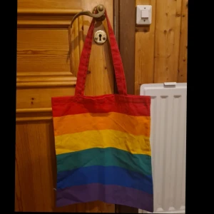Regnbåge påse🌈 - Köptes ca 2021 (flying tiger), aldrig använd men lite skrynklig och kan ha någon enstaka fläck (bör gå bort enkelt)🌈