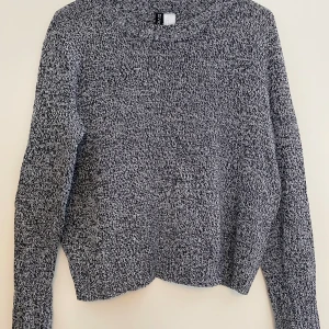 Tröja Divided  - Storlek M (liten i storleken). Kolla gärna in mina andra annonser för samfrakt! 