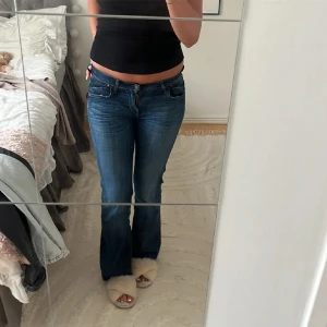 Lågmidjade mörkblåa jeans - Säljer dessa assnygga lågmidjade jeans då dom tyvärr var förstora för mig😓💞💞 Köpt från plick där av är bilderna lånade från förra ägaren🫶🏽💞💞 Skriv för ev frågor/fler bilder🙌🏽💞💞