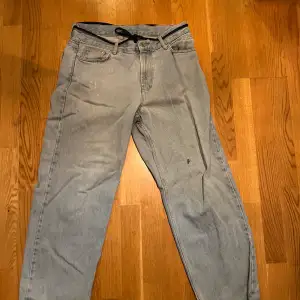 Baggy jeans från Junkyard med lite skavanker men tycker de ger dem lite charm 