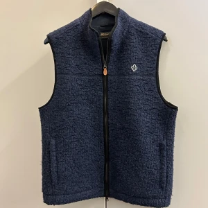 MORRIS VÄST - Skön marinblå fleeceväst från Morris i storlek M (slutsåld online). Den är i mycket bra skick, nypris 2200. Skriv vid intresse!
