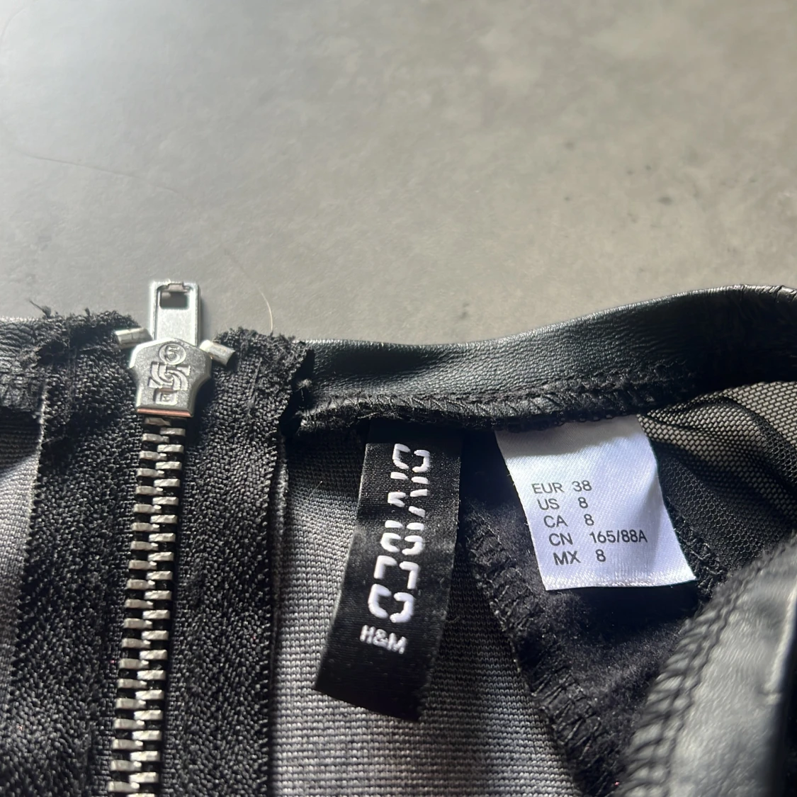 Svart och grå klänning från H&M - 90