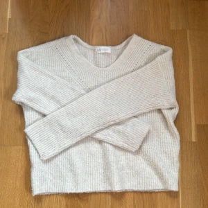 En beige stickad tröja från HM - Jag säljer denna för att den är för liten, den är dock lite nopprig också då priset kan diskuteras. 