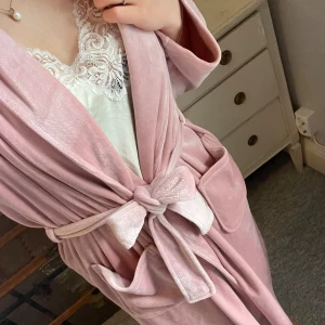 Söt morgonrock  -  Supermjuk morgonrock med söta detaljer  Gammel rosa Passar som en Xs/S/M