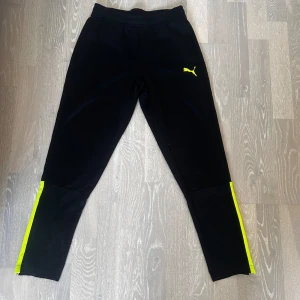 Puma byxor  - Sköna byxor med fickor och dragkedja längre ned. 