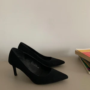 Heels  - Basic svarta kittenheals i ”mocca” från Zara storlek 36, använda ett par gånger tyvärr för stora för mig 