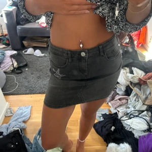 Jeanskjol - Jättesnygg grå jeanskjol med stjärnor och andra detaljer på. Bra och stretchigt material. Ganska kort Storlek Xs-S 