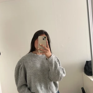 Tjocktröja  - Vanlig skön stickad grå tröja med lite puff på armarna.Jätteskön på. Storlek S🫶🏽