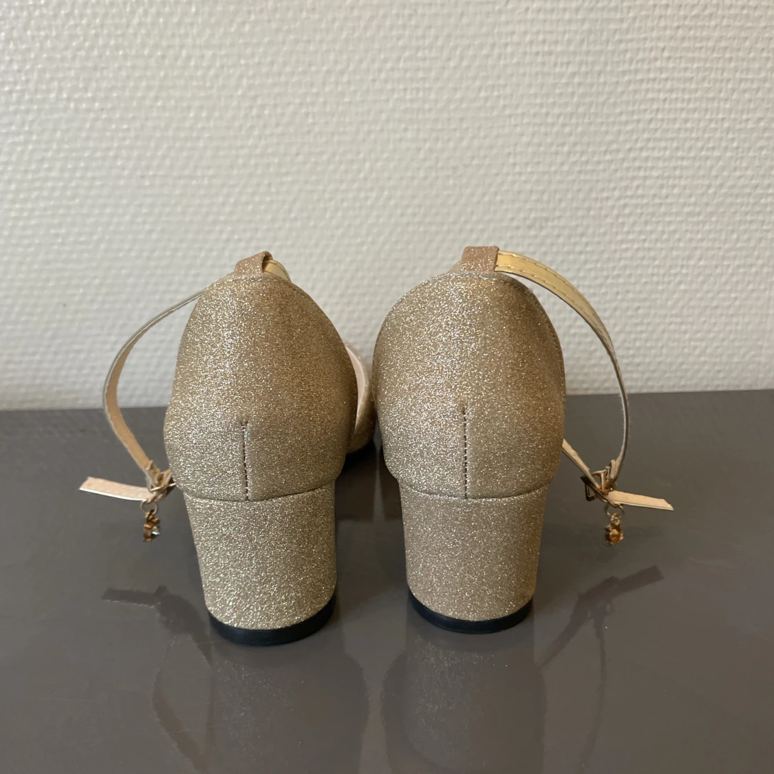 Glittrig damskor - 93