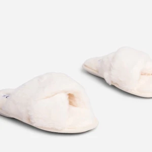 Lurviga tofflor💘 - Andvänd 4 gånger säljer för dom är för små. Köptes för 250 på skopungten och säljer för 150💘,pris kan diskuteras❤️