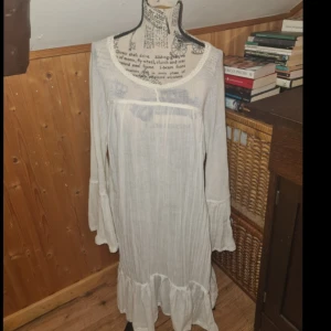 Vit klänning - Söt vit liten klänning med urläckra spetsdetaljer, från märket "DRANELLA". Helt ny och endast prövad, ha i åtanke att den är ganska genomskinlig enligt bilder!😼