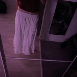 Vit långkjol - säljer!! vit lång kjol!!