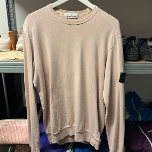 Stone Island Crewneck- Beige - WTS Stone Island Crewneck- Beige Storlek: Large Skick: 9/10 Pris: 1200:-    Vänligen hör av dig vid frågor eller önskemål om mer bilder osv.