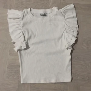 Vit tröja med valobservatörer på ärmarna från zara - Vit ganska tajt och kort men fin säljer den för att jag växt ut den 💗 Men den är bara använd ungefär tre gånger