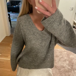 Skön stickad tröja  - Denna jättefina, sköna och trendiga tröja är ifrån h&M är använd fåtal gånger men säljer för att den inte kommer till användning. Ord. Pris 399kr