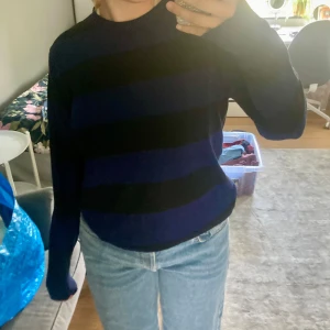 MörkBlå och svart randig tröja  - Mörkblå och svart randig tröja från SHEIN 