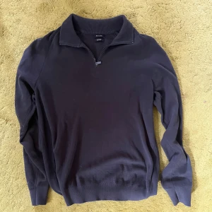 Brun Massimo dutti zip - Nypris ca 1000kr  Tröjan är i väldigt bra skick och använd fåtal gånger