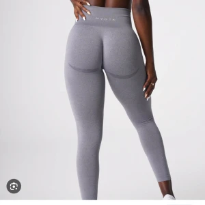 Nvgtn - Säljer mina sparsamt använda nvgtn tights! OBS bara contour under rumpan! Riktigt bra material, bra kvalitet och formar som dom ska🩷 Storlek S, ny pris 600 kr! Går därför inte lägre ner i pris🫶🏽