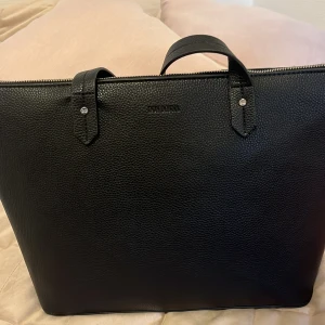 Don Donna väska - En jätte fin Don Donna väska!  Rätt så sliten på handtagen och även trasig i kedjan kolla sista bilden. Men i övrigt jätte bra skick. Inköps pris 500kr