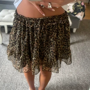 Leopard kjol - Supersöt leopard kjol som man kan knyta till olika storlekar. 