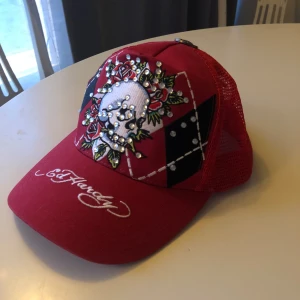 Ed Hardy Keps - Säljer min röda ed Hardy keps för att jag inte använder den:) har använt den ett par gånger. Är i väldigt fint skick och den är justerbar. Köparen står för frakten. 