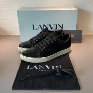 Lanvin Cap Toe - Tjena! Säljer nu ett par Lanvin skor! | Färg: Svart| Storlek 43 (Uk 8). Skick 8,5/10. Tveka inte på att höra av er vid intresse! 