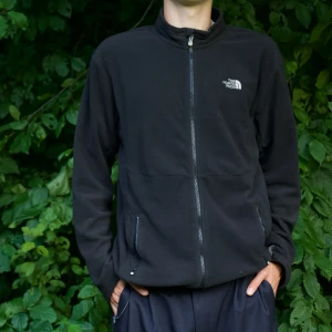 Svart The North Face fleece - Fint skick! Modellen är 182cm L passar M