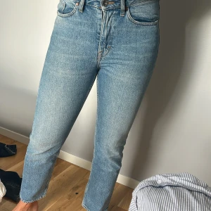 Tiger of sweden jeans - säljer dessa 2 par jeans skriv för fler bilder/ info. 🤍 ( Dom svarta är i storlek W26 L32) och dom ljusa W26 L30) pris kan diskuteras! 900kr för båda💕