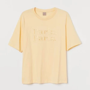 Paris tröja  - Gul Paris tröja från hm. Den är i nyskick och har inga defekter. Kontakta mig om du har fler frågor 😊