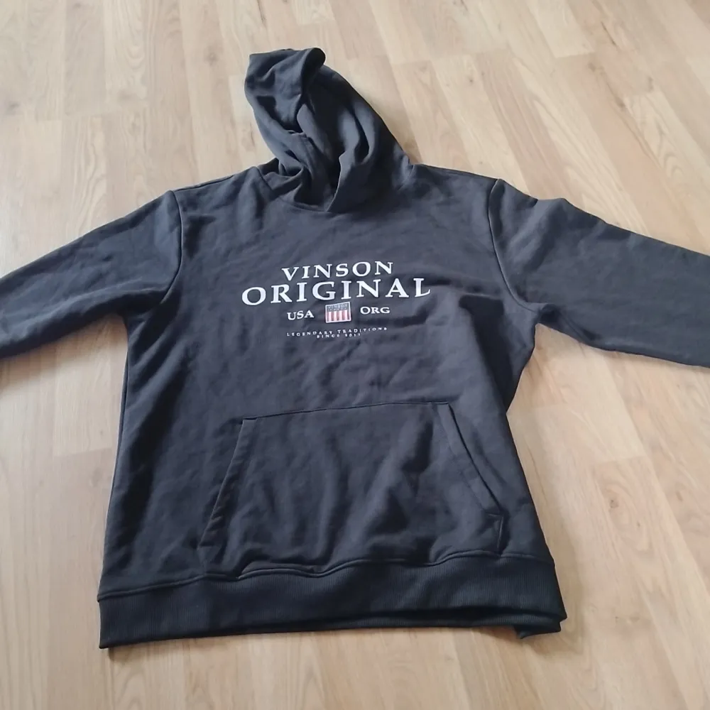 Den är aldrig använd, bara tvättad. Den är i str 170.. Hoodies.