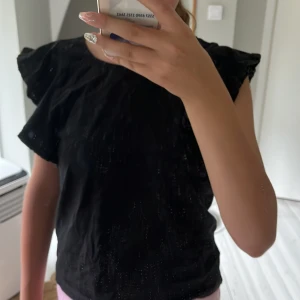  Volang t-shirt  -  Säljer denna volang t-shirt från H&M. Säljer för att den inte används något mer men är i fin skick. 