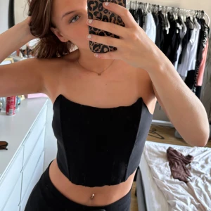 Fin festtopp från Gina Tricot   - Jätte fin festtopp från Gina Tricot. Nästan aldrig använd. Med dragkedja i ryggen🤍🤍