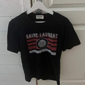 Säljer en sjukt fet saint Laurent t-shirt i storlek M! Har använt den ett tag men är fortfarande i fint skick, inga hål, fläckar eller liknande. Hör gärna av er vid ytterligare frågor🤝🏻