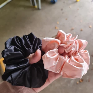 Snygga hårsnoddar - 2 stk nya hårsnoddar inte använt.  Material silk satin.