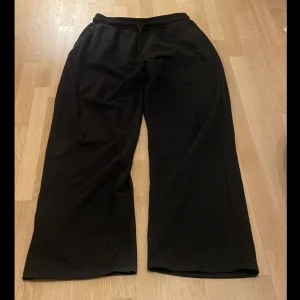 Oversized mjukisbyxor svarta - Ett par baggy / oversized svarta mjukisbyxor. Supersnygga. Lappen är avklippt så osäker var de är från. Knappt använda.