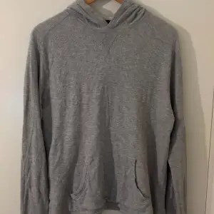 Hoodie från ralph lauren, skön räfflad textur. Lite hål på ”nätet” inuti tröjan men inget som påverkar funktion eller utseende. Går att sy jättelätt om du vill. Storlek M men kan även passa S. 100% bomull, tveka inte att höra av er vid flera frågor