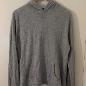 Ralph lauren hoodie - Hoodie från ralph lauren, skön räfflad textur. Lite hål på ”nätet” inuti tröjan men inget som påverkar funktion eller utseende. Går att sy jättelätt om du vill. Storlek M men kan även passa S. 100% bomull, tveka inte att höra av er vid flera frågor